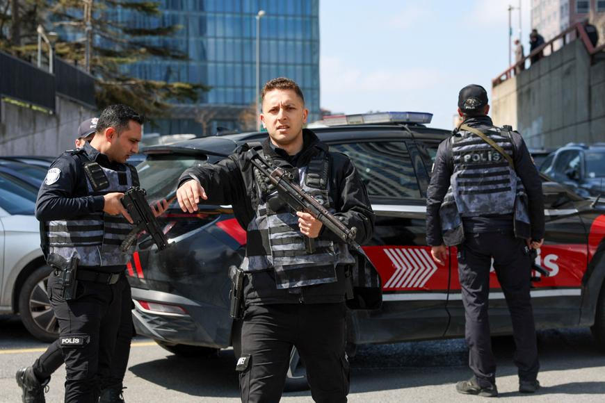 Divoká střelba u izraelského konzulátu v Istanbulu. Na místě jsou údajně mrtví