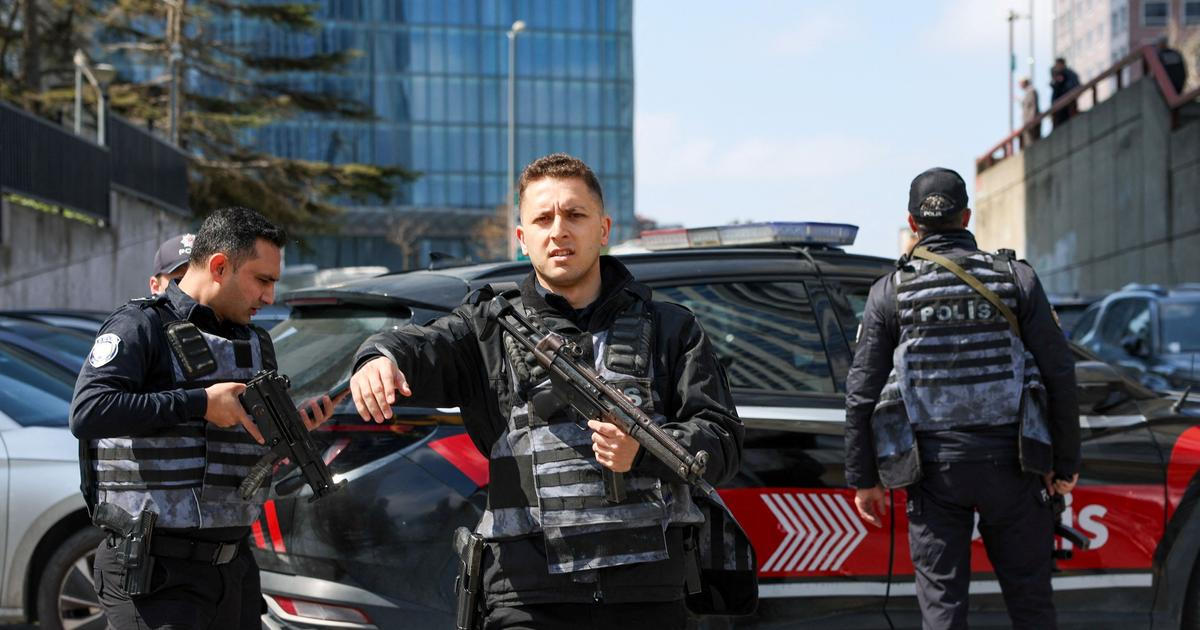 Divoká střelba u izraelského konzulátu v Istanbulu. Na místě jsou údajně mrtví