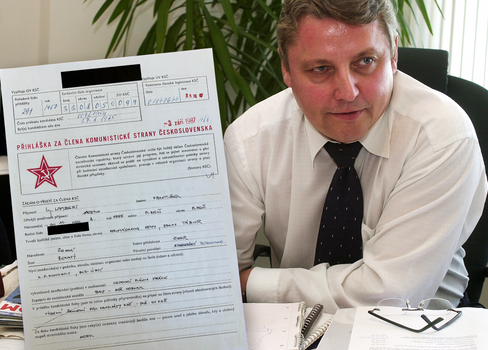 František Lambert na archivním snímku z roku 2004. Vedle něj kopie jeho přihlášky do normalizační KSČ – kandidátem na členství se stal v roce 1985, 28. prosince 1987 dostal rudou knížku.