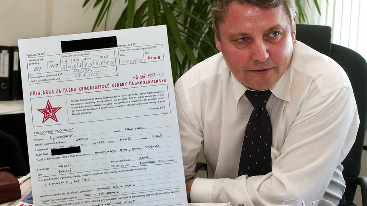 František Lambert na archivním snímku z roku 2004. Vedle něj kopie jeho přihlášky do normalizační KSČ – kandidátem na členství se stal v roce 1985, 28. prosince 1987 dostal rudou knížku.