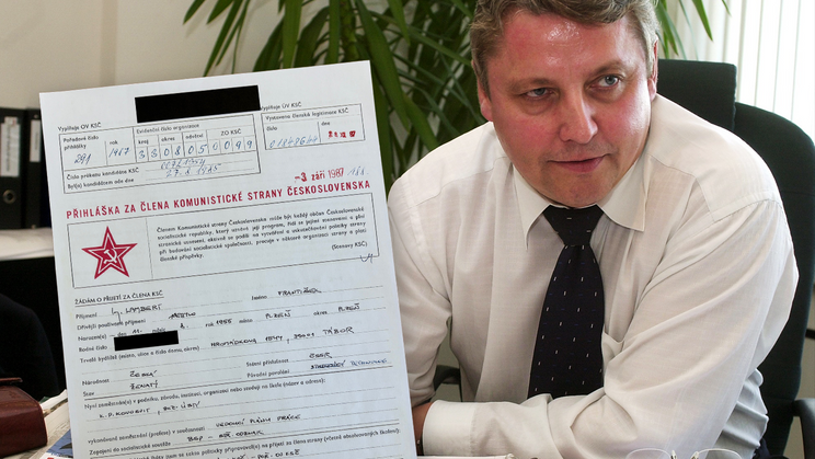 František Lambert na archivním snímku z roku 2004. Vedle něj kopie jeho přihlášky do normalizační KSČ – kandidátem na členství se stal v roce 1985, 28. prosince 1987 dostal rudou knížku.