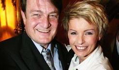 Zpěvačka v náručí Ladislava Štaidla při oslavě jeho šedesátých narozenin.