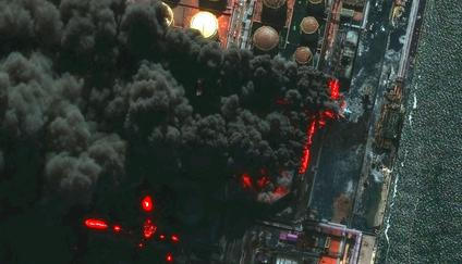 Hořící ruský terminál Usť-Luga na satelitním snímku, 27. března 2026.