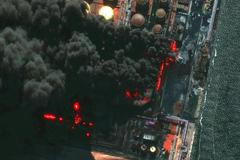 Hořící ruský terminál Usť-Luga na satelitním snímku, 27. března 2026,