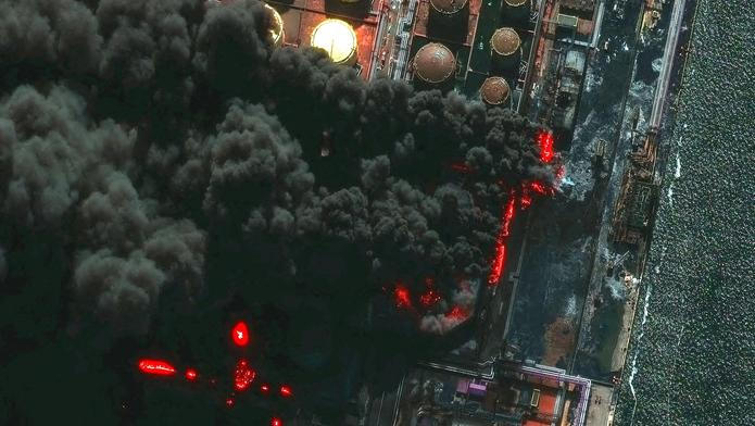 Hořící ruský terminál Usť-Luga na satelitním snímku, 27. března 2026.