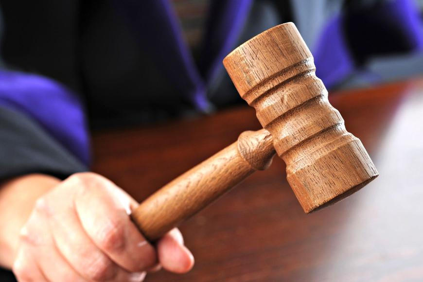 Mimořádně brutální útok. Za pokus o vraždu bezdomovce poslal soud nezletilé do vězení