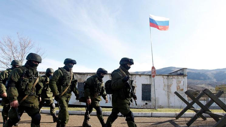 Například jeden z vojáků v ruské armádě podplatil velitele, aby dostal pozici v týlu armády jako kuchař. The Economist o něm napsal, že „pracuje od 5:00 do 23:00 a za toto privilegium veliteli platí více než polovinu svého platu.“ Snímek je ilustrační.