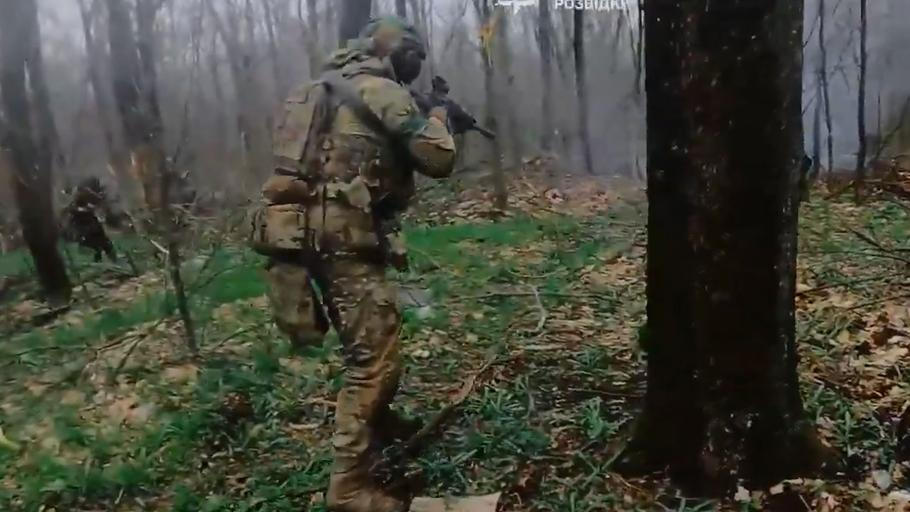 Ruský dobrovolnický sbor u Kupjansku čistí lesopark ovládaný ruskými jednotkami