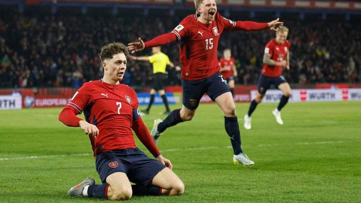 Češi slaví gól  v zápase kvalifikace o postup na MS Česko - Dánsko
