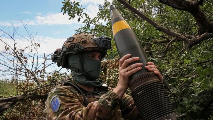 Ukrajinský voják na frontě u Bachmutu, fotografie z 11. července.