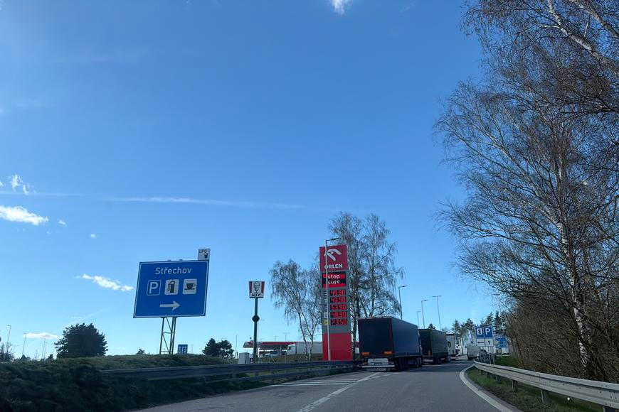 Dálnice vs. vesnice? Zavedené pořádky se mění, už se nevyplácí sjet a tankovat mimo tahy