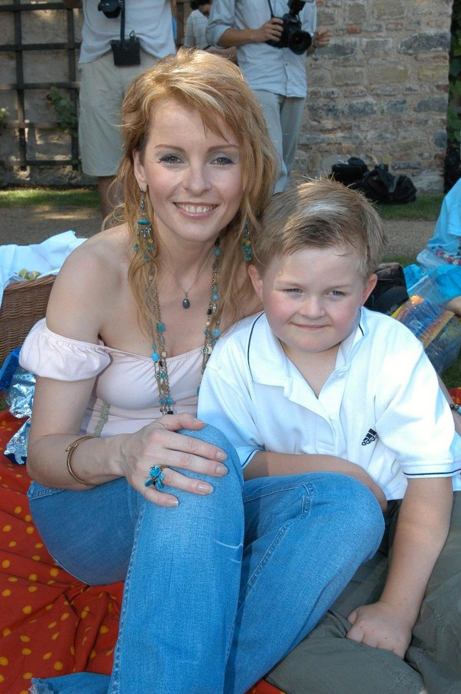 Iveta s malým synem Arturem, rok 2005.