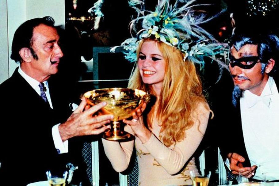 Malíř Salvador Dalí, herečka Brigitte Bardotová a miliardář Gunter Sachs, který byl v letech 1966 až 1969 jejím manželem.