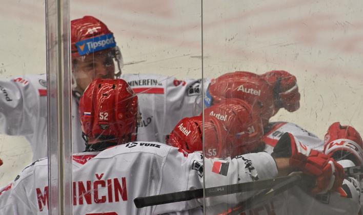 Radost hráčů Třince v zápase v Karlových Varech