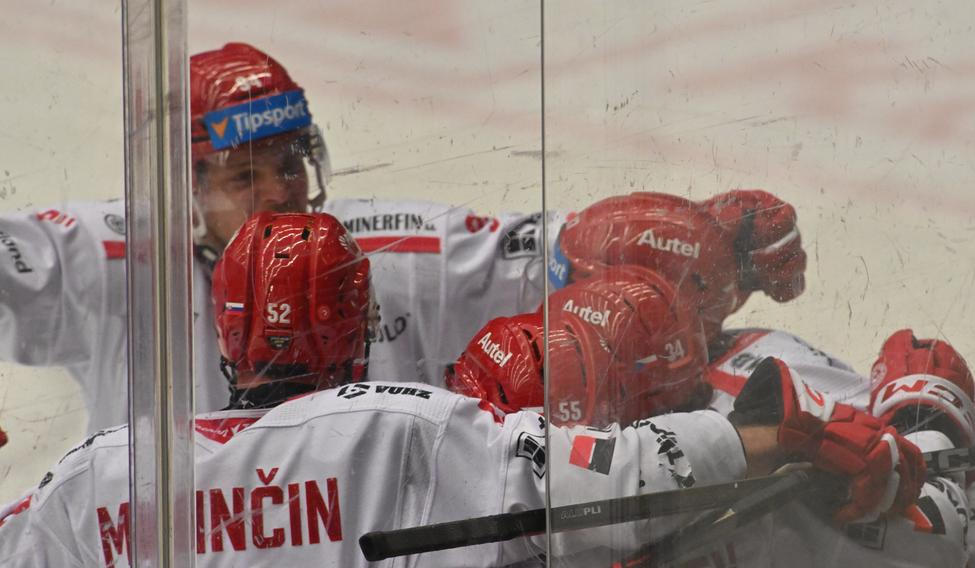 Radost hráčů Třince v zápase v Karlových Varech