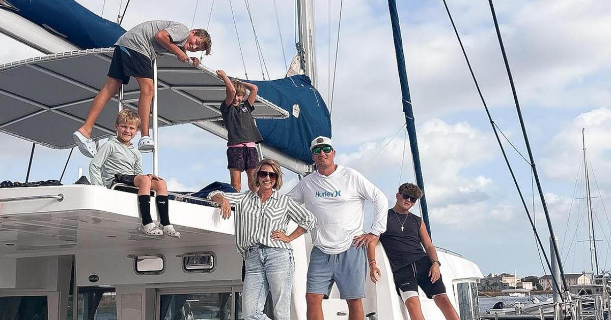 Manželé se čtyřmi dětmi opustili pohodlí domova, prodali téměř vše a díky videím na YouTube se naučili žít na lodi, kde dnes brázdí Karibik a výrazně snížili své životní náklady.