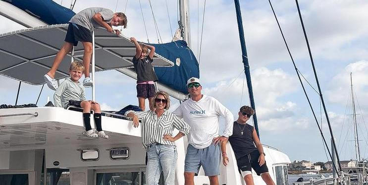 Manželé se čtyřmi dětmi opustili pohodlí domova, prodali téměř vše a díky videím na YouTube se naučili žít na lodi, kde dnes brázdí Karibik a výrazně snížili své životní náklady.