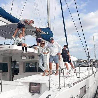 Manželé se čtyřmi dětmi opustili pohodlí domova, prodali téměř vše a díky videím na YouTube se naučili žít na lodi, kde dnes brázdí Karibik a výrazně snížili své životní náklady.