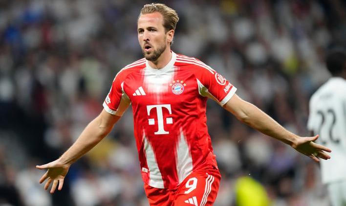 Harry Kane z Bayernu slaví branku v duelu na hřišti Realu Madrid