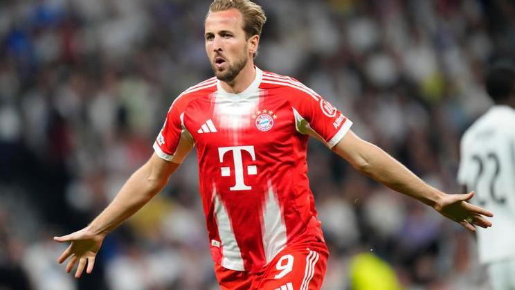 Harry Kane z Bayernu slaví branku v duelu na hřišti Realu Madrid