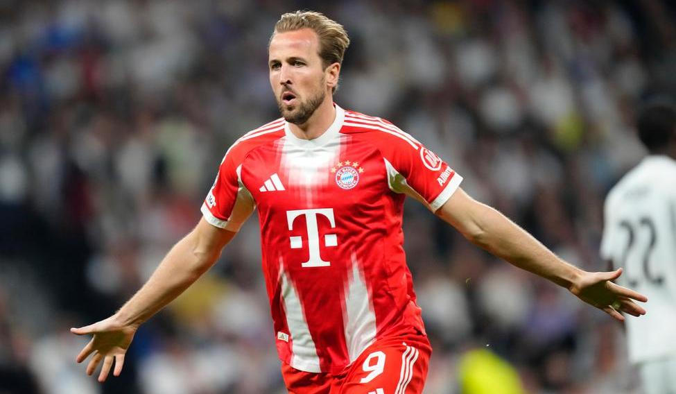 Harry Kane z Bayernu slaví branku v duelu na hřišti Realu Madrid