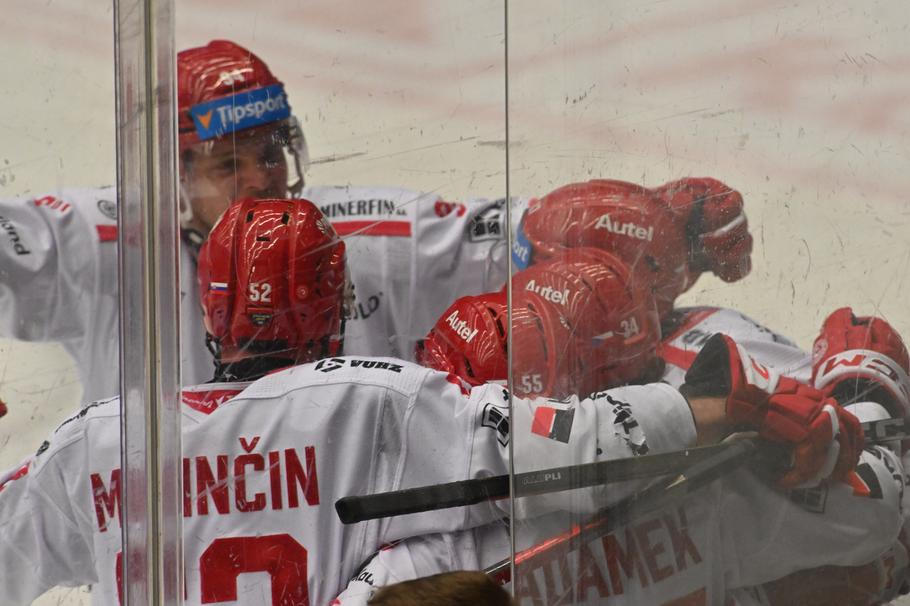 Radost hráčů Třince v zápase v Karlových Varech