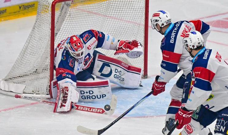 Pardubický brankář Roman Will v akci v zápase na Spartě