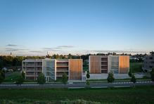 Za návrhem ždárského kompaktní obytného celku, který vychází z principu tradičního městského bloku, stojí architekti Ladislav Kuba a Tomáš Pilař ve spolupráci s Radkou Vašut a Ivonou Uherkovou.