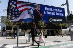 "Díky Bohu a Donaldu Trumpovi", stojí na billboardu v izraelském Tel Avivu, březen 2026. Ilustrační foto.
