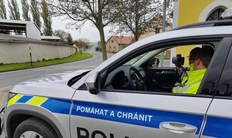 Policie, měření rychlosti, ilustrační foto.