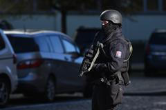 Ozbrojený policista před Okresním soudem v Pardubicích, ilustrační foto.