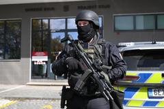 Ozbrojený policista před Okresním soudem v Pardubicích, ilustrační foto.