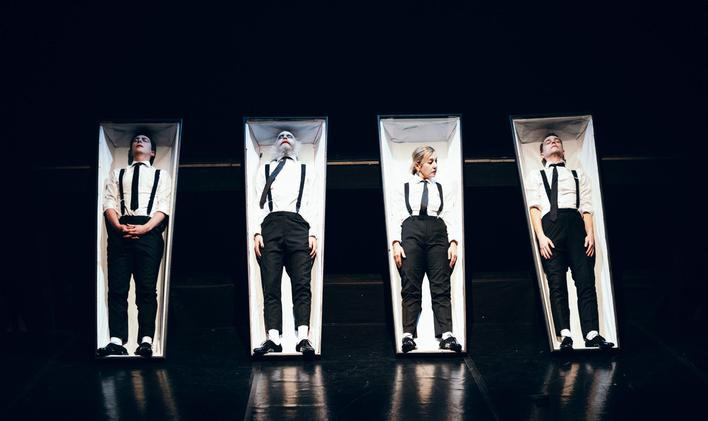 Martin Donutil, Marek Zelinka, Vanda Hybnerová a Michal Kern v inscenaci Funerál. 