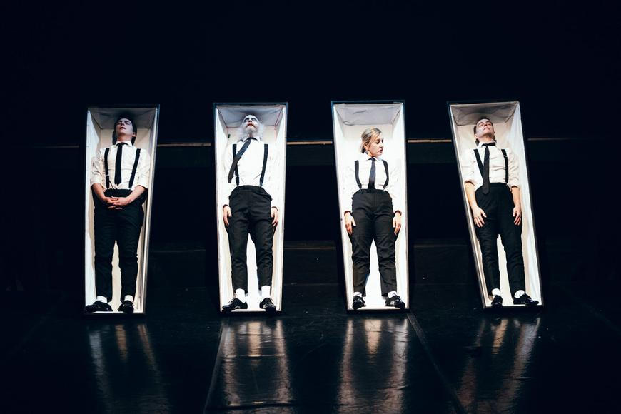 I pohřeb může být plný života. La Fabrika uvádí inscenaci Vandy Hybnerové Funerál