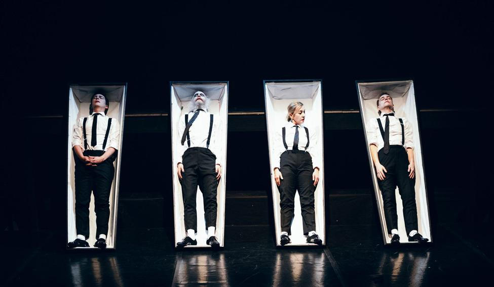 Martin Donutil, Marek Zelinka, Vanda Hybnerová a Michal Kern v inscenaci Funerál. 