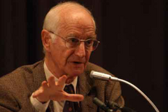 Americký psycholog James Hillman se zaměřuje na tzv. archetypální psychologii.