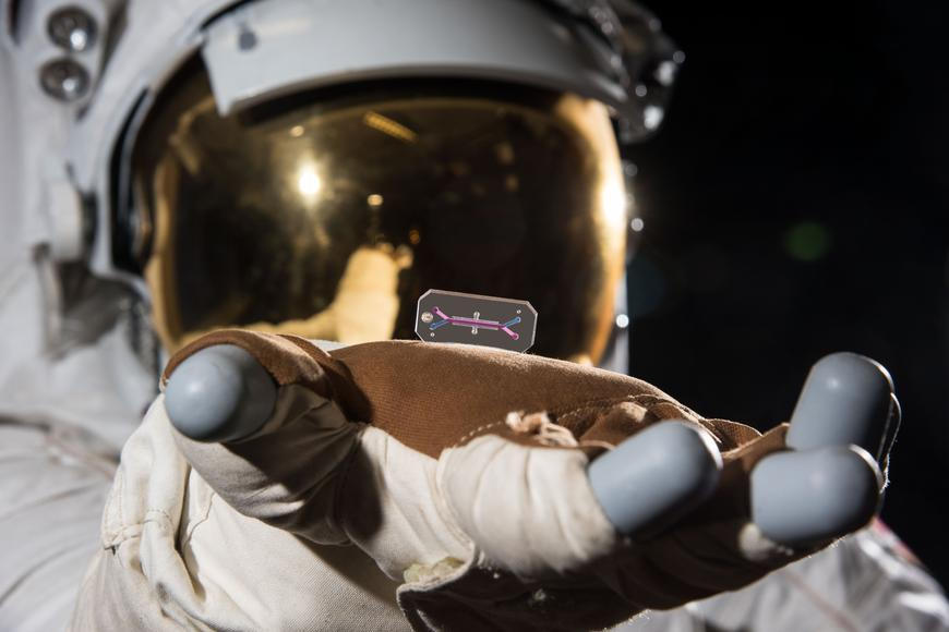 Vesmír jako laboratoř. S astronauty Artemis II cestují i jejich avatary