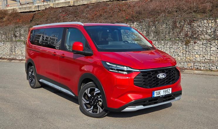 Ford Tourneo Custom je všestranný automobil pro rodinu i podnikání.