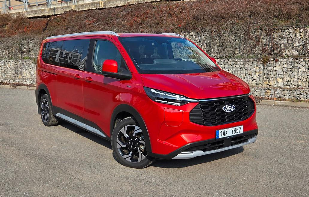 Ford má na českém trhu auto, které dokáže splnit práci rodinného dostavníku, ale i pracovní dodávky.