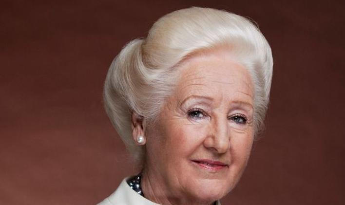 Česká vizážistka a jedna ze zakladatelek kosmetické značky Dermacol Olga Knoblochová po roce 1989 odešla do penze a začala podnikat. Otevřela Institut profesionální kosmetiky, kde až do svých 85 let školila budoucí kosmetičky.