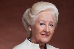 Česká vizážistka a jedna ze zakladatelek kosmetické značky Dermacol Olga Knoblochová po roce 1989 odešla do penze a začala podnikat. Otevřela Institut profesionální kosmetiky, kde až do svých 85 let školila budoucí kosmetičky.