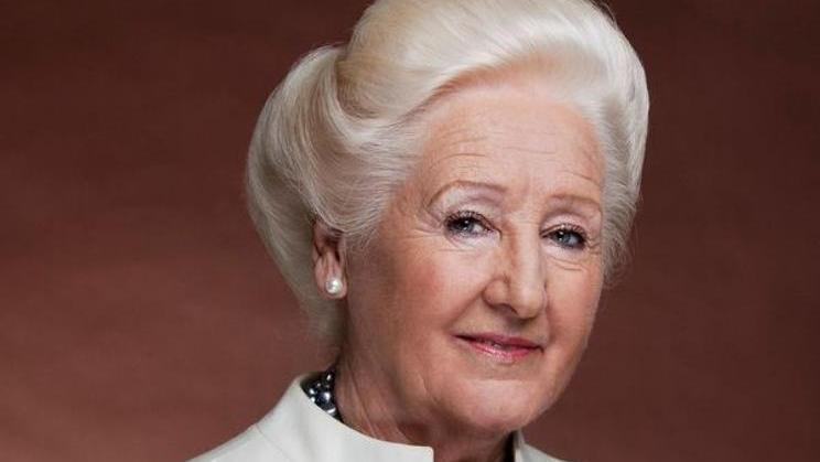 Česká vizážistka a jedna ze zakladatelek kosmetické značky Dermacol Olga Knoblochová po roce 1989 odešla do penze a začala podnikat. Otevřela Institut profesionální kosmetiky, kde až do svých 85 let školila budoucí kosmetičky.