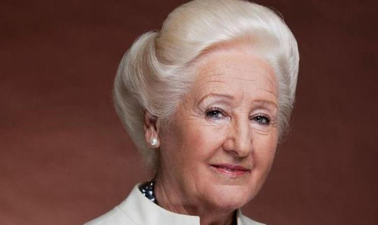 Česká vizážistka a jedna ze zakladatelek kosmetické značky Dermacol Olga Knoblochová po roce 1989 odešla do penze a začala podnikat. Otevřela Institut profesionální kosmetiky, kde až do svých 85 let školila budoucí kosmetičky.