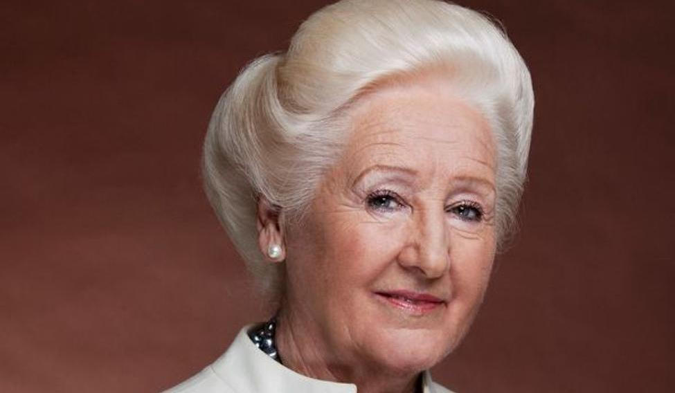 Česká vizážistka a jedna ze zakladatelek kosmetické značky Dermacol Olga Knoblochová po roce 1989 odešla do penze a začala podnikat. Otevřela Institut profesionální kosmetiky, kde až do svých 85 let školila budoucí kosmetičky.