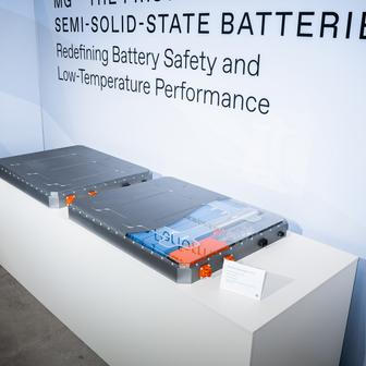 Novinkou jsou baterie s polopevným elektrolytem. 