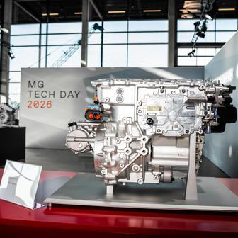 Hybridní technologii chce zpřístupnit v levnějších vozech na trhu.