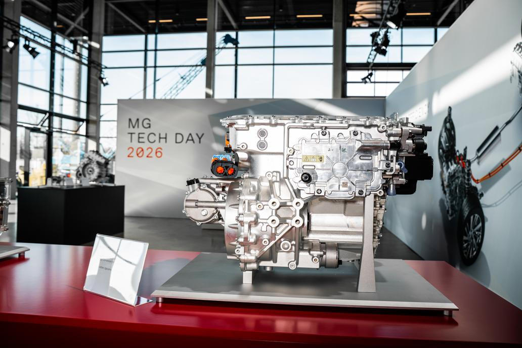 Hybridní technologii chce zpřístupnit v levnějších vozech na trhu.