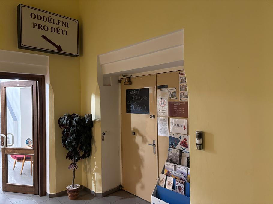 Dveře do dětského oddělení knihovny, jemuž šéfuje Alena Brahová.