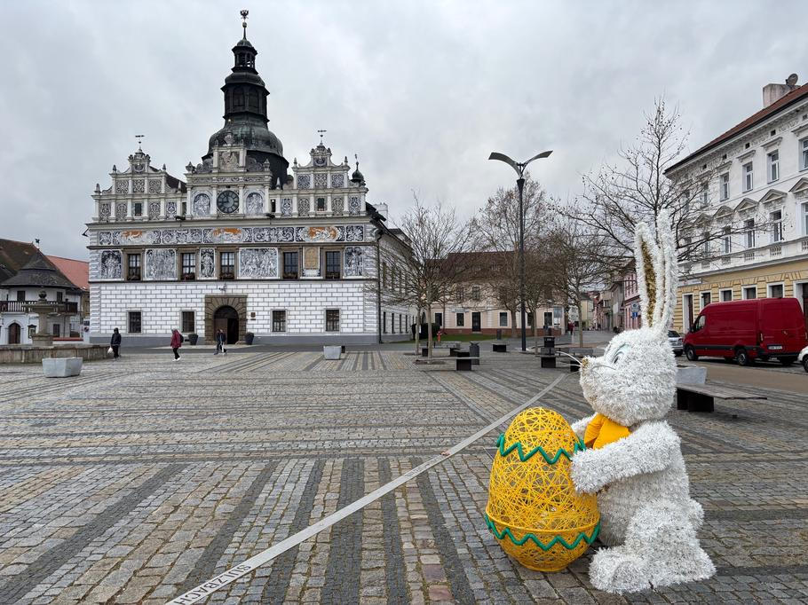 Výstavní budova renesanční radnice ve Stříbře, jejíž zvonkohra rozezní Masarykovo náměstí každou celou hodinu.