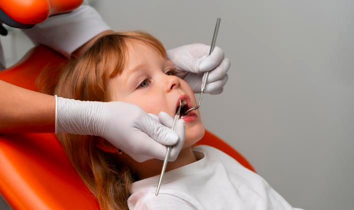 Polovina dětských zubních kazů souvisí s pitím limonád, energetických nápojů nebo ovocných džusů. Zkušenost se zubním kazem má přes 80 procent dětí do 12 let.